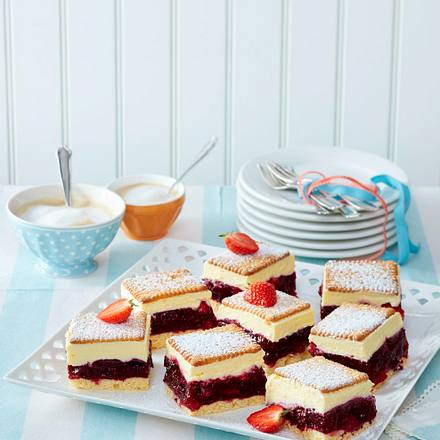 Butterkekskuchen mit Roter Grütze Rezept