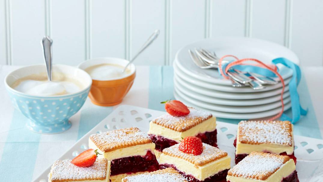 Butterkekskuchen mit Roter Grütze Rezept - Foto: LECKER @ Bauer Media Group