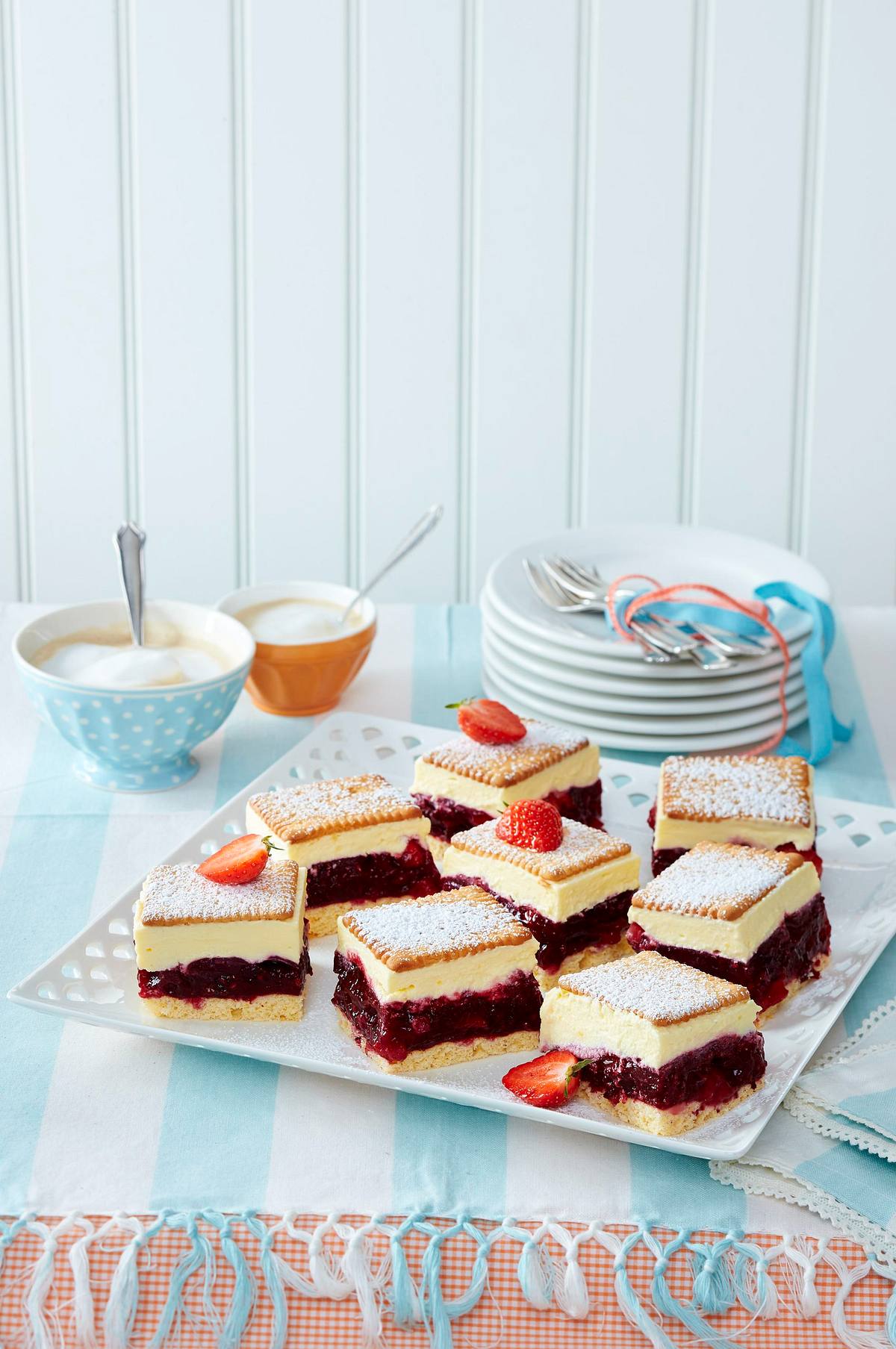 Butterkekskuchen mit Roter Grütze Rezept