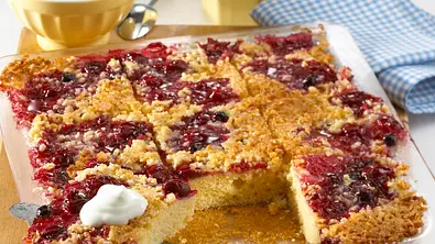 Butterkuchen mit roter Grütze Rezept - Foto: LECKER @ Bauer Media Group