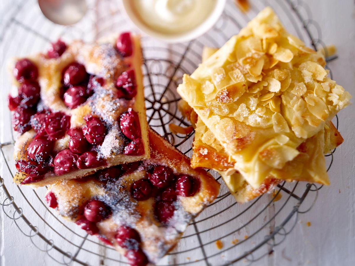 Butterkuchen vom Blech mit Kirschen und Äpfeln Rezept