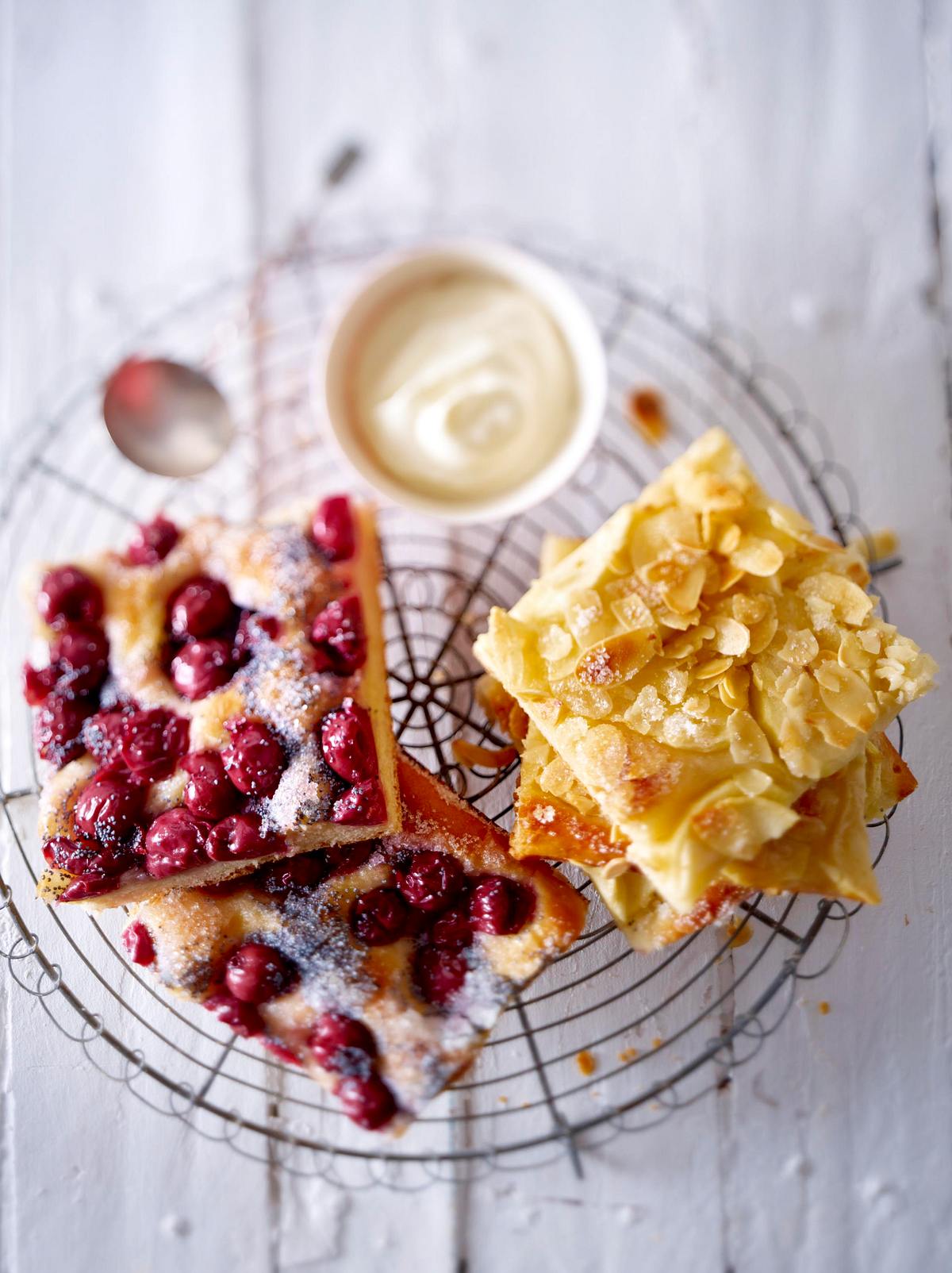 Butterkuchen vom Blech mit Kirschen und Äpfeln Rezept