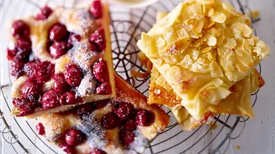 Butterkuchen vom Blech mit Kirschen und Äpfeln Rezept - Foto: LECKER @ Bauer Media Group