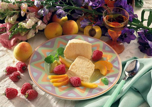 Buttermilch-Aprikoseneis mit marinierten Früchten Rezept Buttermilch-Aprikoseneis mit marinierten Früchten Rezept