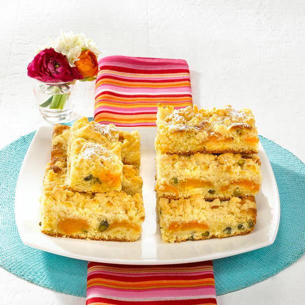 Buttermilch-Aprikosenkuchen vom Blech mit Vanillestreuseln Rezept Buttermilch-Aprikosenkuchen vom Blech mit Vanillestreuseln Rezept