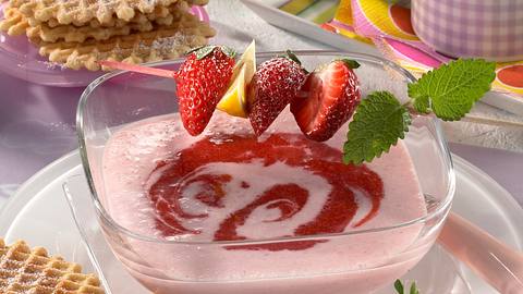 Buttermilch-Kaltschale mit Erdbeeren Rezept - Foto: House of Food / Bauer Food Experts KG