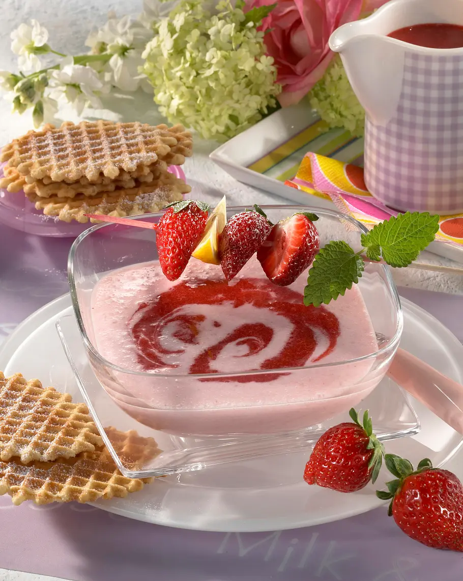 Buttermilch-Kaltschale mit Erdbeeren Rezept Buttermilch-Kaltschale mit Erdbeeren Rezept