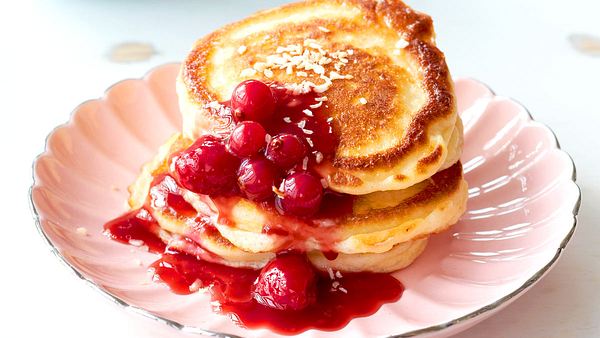 Buttermilch-Kokos-Pancakes mit Beeren-Kirschsoße Rezept - Foto: House of Food / Bauer Food Experts KG