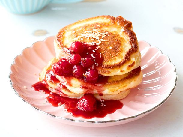 Buttermilch-Kokos-Pancakes mit Beeren-Kirschsoße Rezept | LECKER