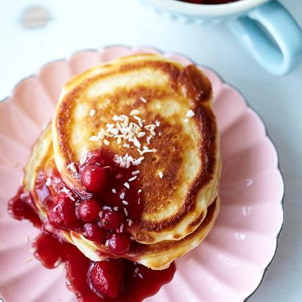 Buttermilch-Kokos-Pancakes mit Beeren-Kirschsoße Rezept Buttermilch-Kokos-Pancakes mit Beeren-Kirschsoße Rezept
