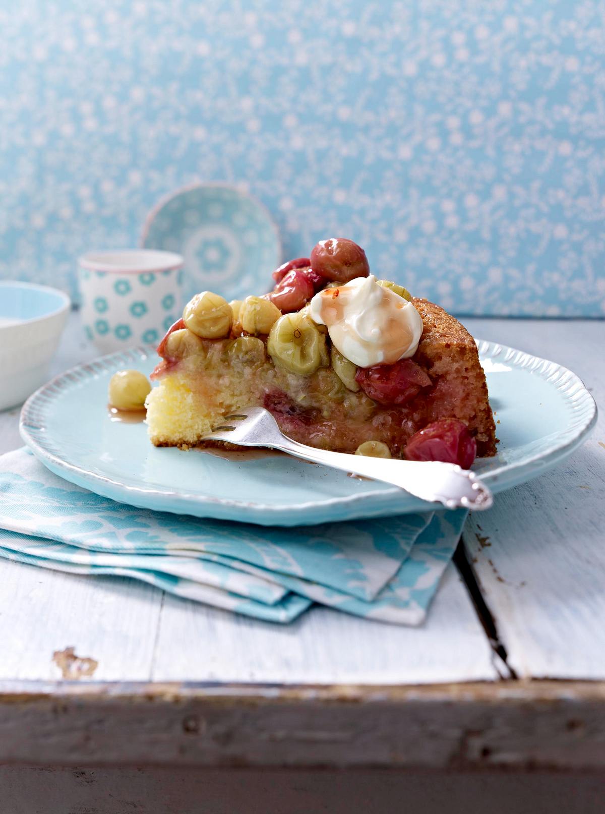 Buttermilch-Kuchen mit gerösteten Stachelbeeren Rezept