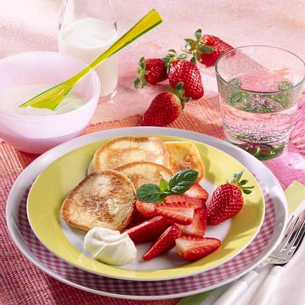 Buttermilch-Küchlein mit Erdbeeren Rezept Buttermilch-Küchlein mit Erdbeeren Rezept