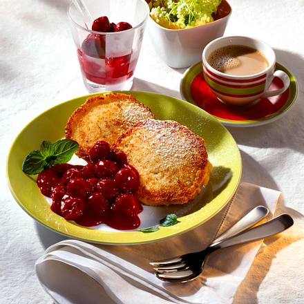 Buttermilch-Küchlein mit Kirschen Rezept Buttermilch-Küchlein mit Kirschen Rezept
