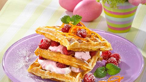Buttermilch-Möhren-Waffeln mit Himbeersahne Rezept - Foto: Först, Thomas