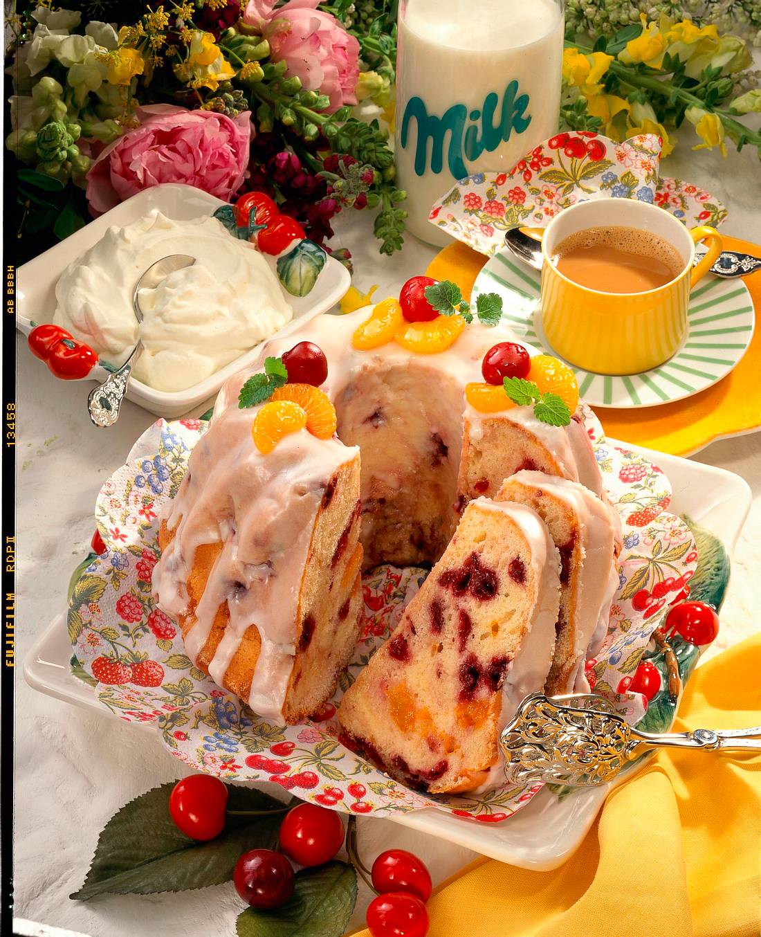 Buttermilch-Napfkuchen mit Kirschen und Mandarinen Rezept | LECKER