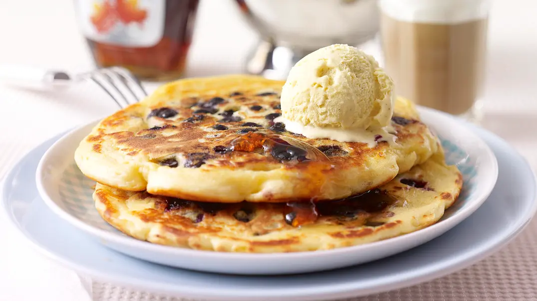 Buttermilch-Pancakes mit Blaubeeren Rezept - Foto: LECKER @ Bauer Media Group Buttermilch-Pancakes mit Blaubeeren Rezept - Foto: LECKER @ Bauer Media Group