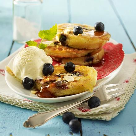 Buttermilch-Pancakes mit Heidelbeeren Rezept Buttermilch-Pancakes mit Heidelbeeren Rezept