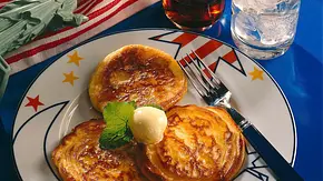 Buttermilch-Pfannkuchen mit Ahornsirup Rezept - Foto: LECKER @ Bauer Media Group