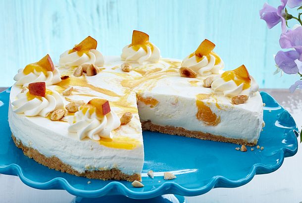 Buttermilch-Pfirsich-Torte mit Mandeln Rezept Buttermilch-Pfirsich-Torte mit Mandeln Rezept