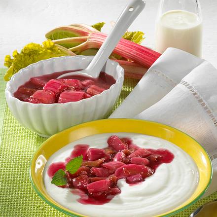 Buttermilch-Quark-Mousse zu Rhabarber-Kompott Rezept Buttermilch-Quark-Mousse zu Rhabarber-Kompott Rezept