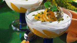 Buttermilch-Sahnecreme auf Pfirsichspalten Rezept - Foto: House of Food / Bauer Food Experts KG