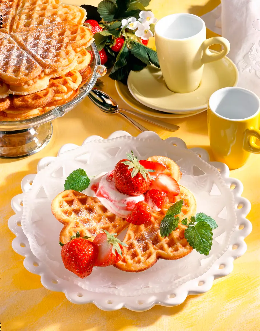 Buttermilch-Waffeln mit Erdbeeren Rezept Buttermilch-Waffeln mit Erdbeeren Rezept
