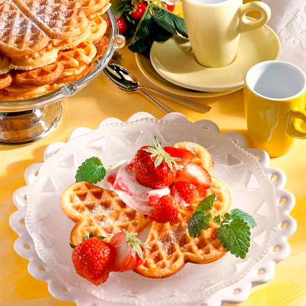 Buttermilch-Waffeln mit Erdbeeren Rezept Buttermilch-Waffeln mit Erdbeeren Rezept