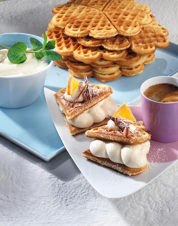 Buttermilch-Waffeln mit Quarkcreme Rezept | LECKER