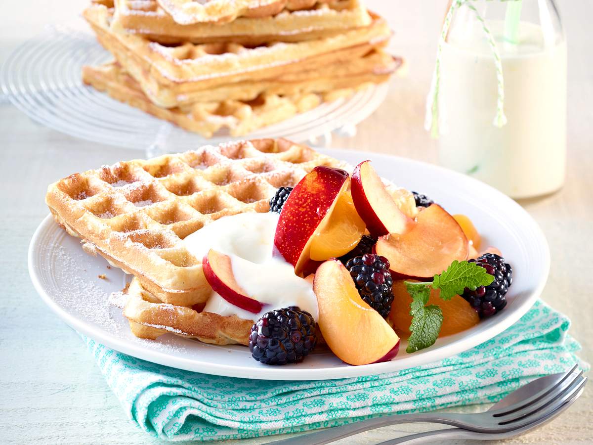 Buttermilch-Waffeln mit Zitronenjoghurt und Obstsalat Rezept