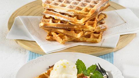 Buttermilch-Waffeln mit Zitronensorbet Rezept - Foto: House of Food / Bauer Food Experts KG