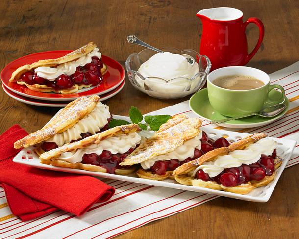 Buttermilch-Waffelomelett mit Kirschkompott Rezept Buttermilch-Waffelomelett mit Kirschkompott Rezept