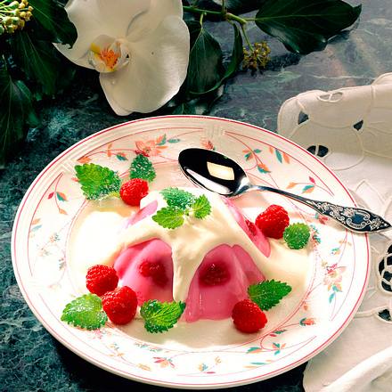 Buttermilchgelee mit Himbeeren Rezept Buttermilchgelee mit Himbeeren Rezept
