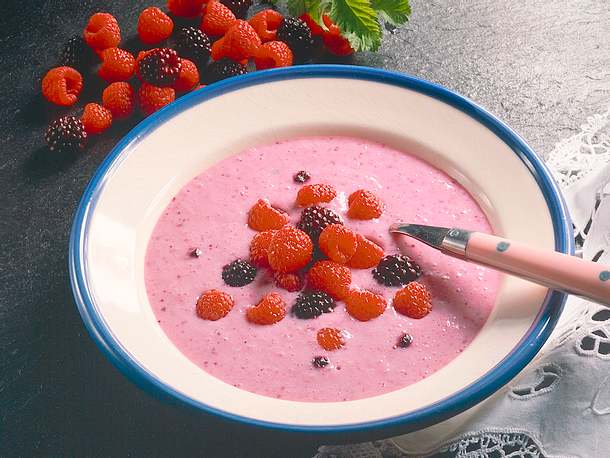 Buttermilchkaltschale mit frischen Beeren Rezept Buttermilchkaltschale mit frischen Beeren Rezept