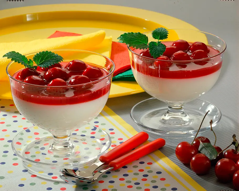 Buttermilchspeise mit Kirschen Rezept Buttermilchspeise mit Kirschen Rezept