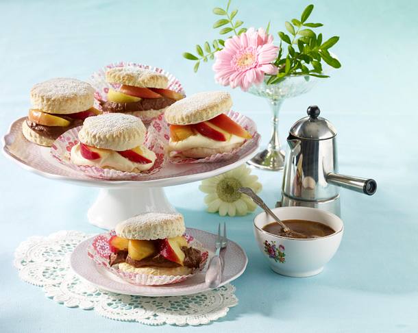 Buttermilchtörtchen mit zweierlei Cremes und beschwipsten Äpfeln Rezept