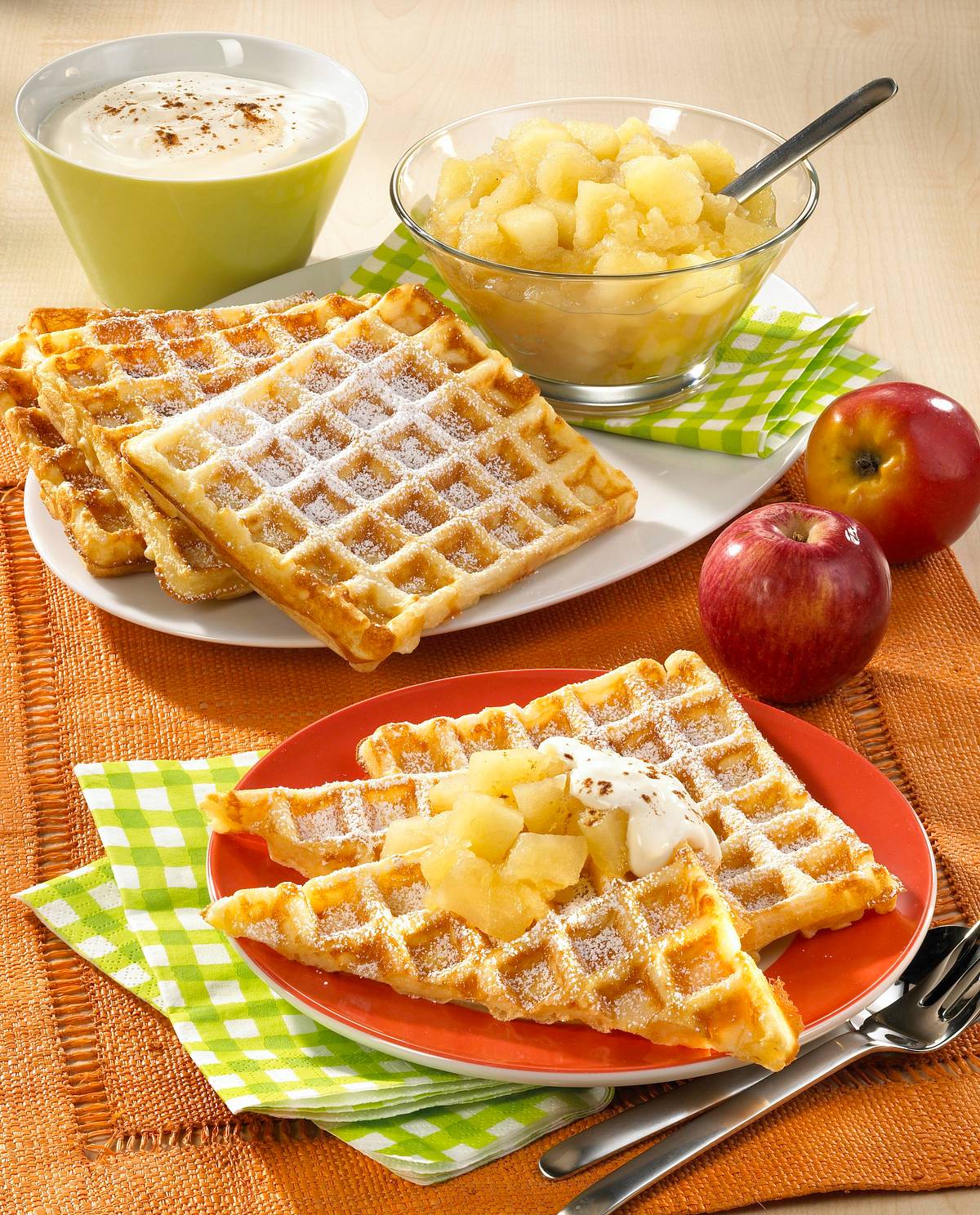 Buttermilchwaffeln mit Apfelkompott Rezept