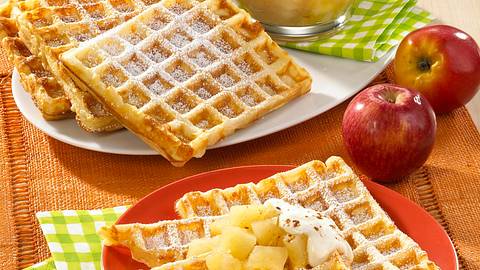 Buttermilchwaffeln mit Apfelkompott Rezept - Foto: Maass