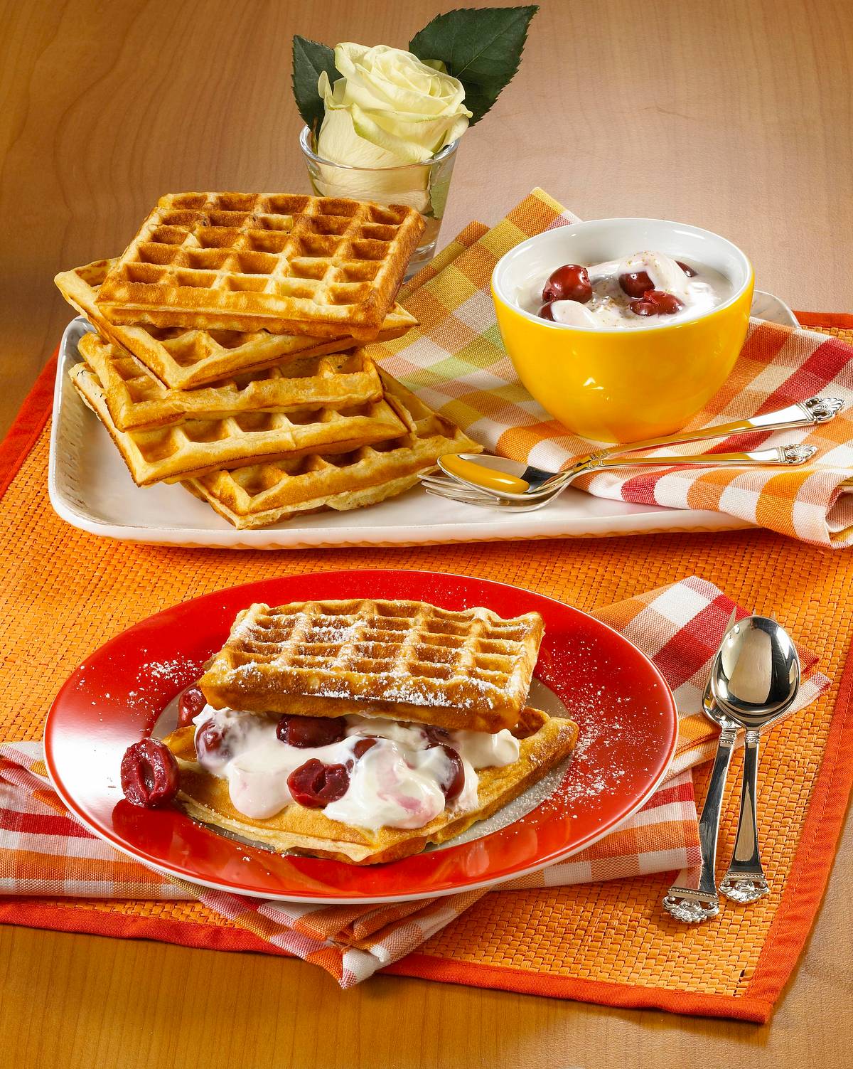Buttermilchwaffeln mit Kirschquark Rezept