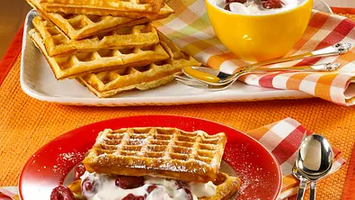 Buttermilchwaffeln mit Kirschquark Rezept - Foto: LECKER @ Bauer Media Group