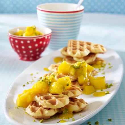 Buttermilchwaffeln mit Mangopüree und Pistazien Rezept