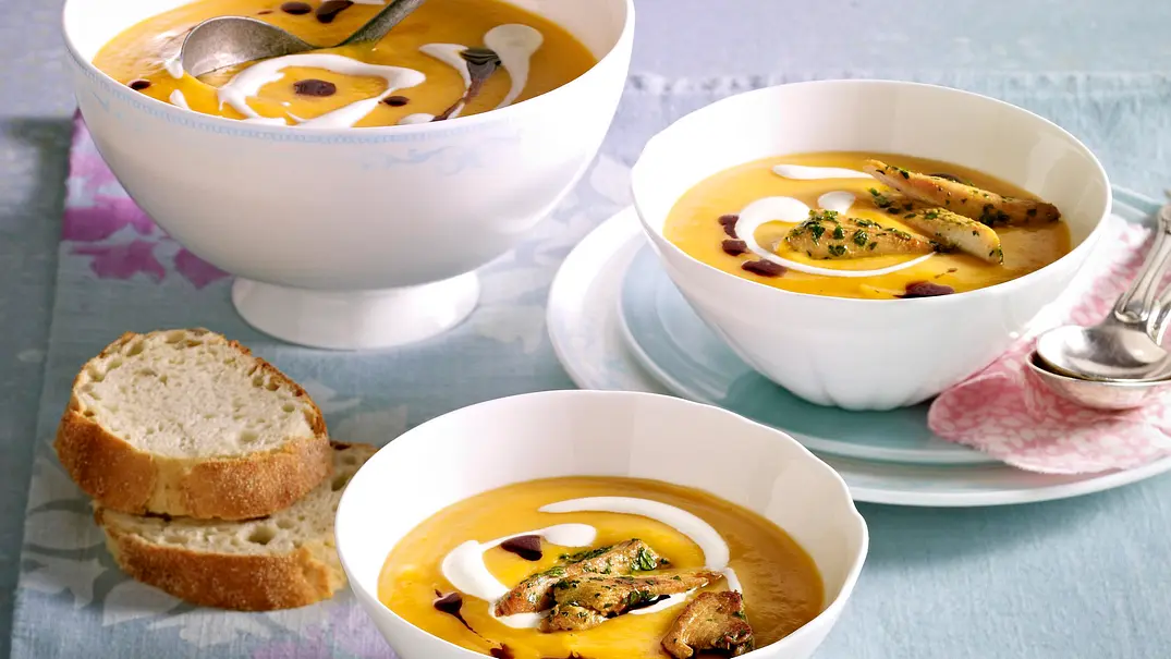 Butternusskürbis-Suppe mit Hähnchenstreifen Rezept - Foto: LECKER @ Bauer Media Group Butternusskürbis-Suppe mit Hähnchenstreifen Rezept - Foto: LECKER @ Bauer Media Group