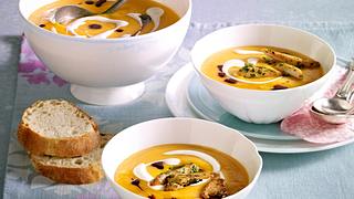 Butternusskürbis-Suppe mit Hähnchenstreifen Rezept - Foto: House of Food / Bauer Food Experts KG