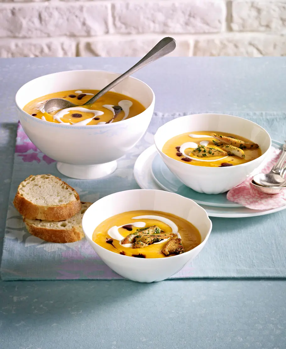 Butternusskürbis-Suppe mit Hähnchenstreifen Rezept Butternusskürbis-Suppe mit Hähnchenstreifen Rezept