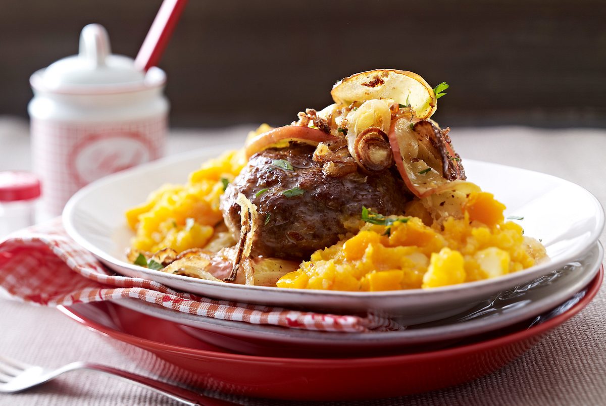 Butternut-Kartoffelpüree mit Bulette und Apfel-Röstzwiebeln Rezept