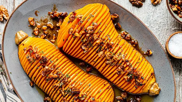 Butternut-Kürbis aus dem Ofen (à la Hasselback) Rezept - Foto: ShowHeroes für LECKER @ Bauer Media Group