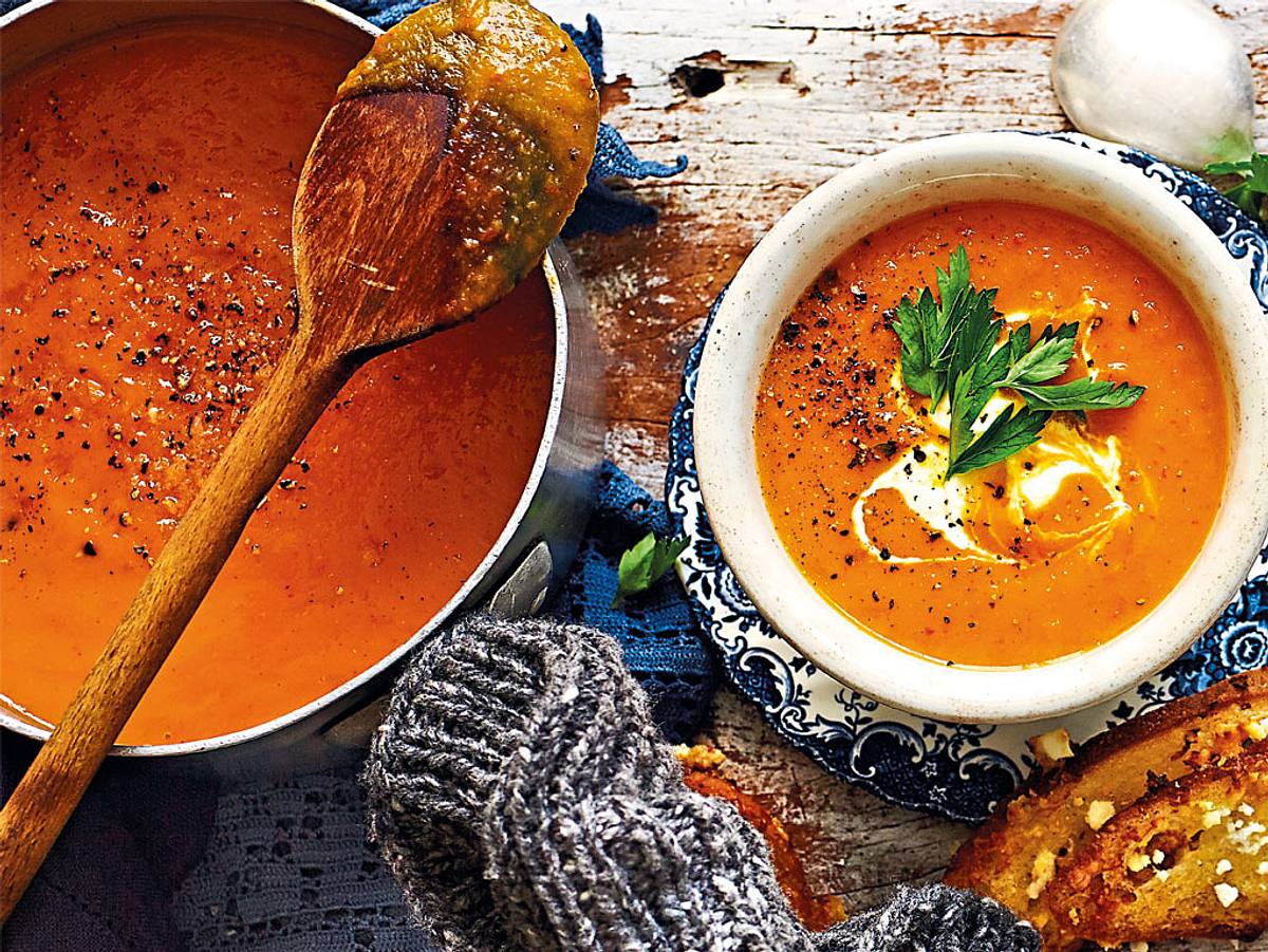 Butternut-Kürbis­suppe mit Chili und Ingwer Rezept | LECKER