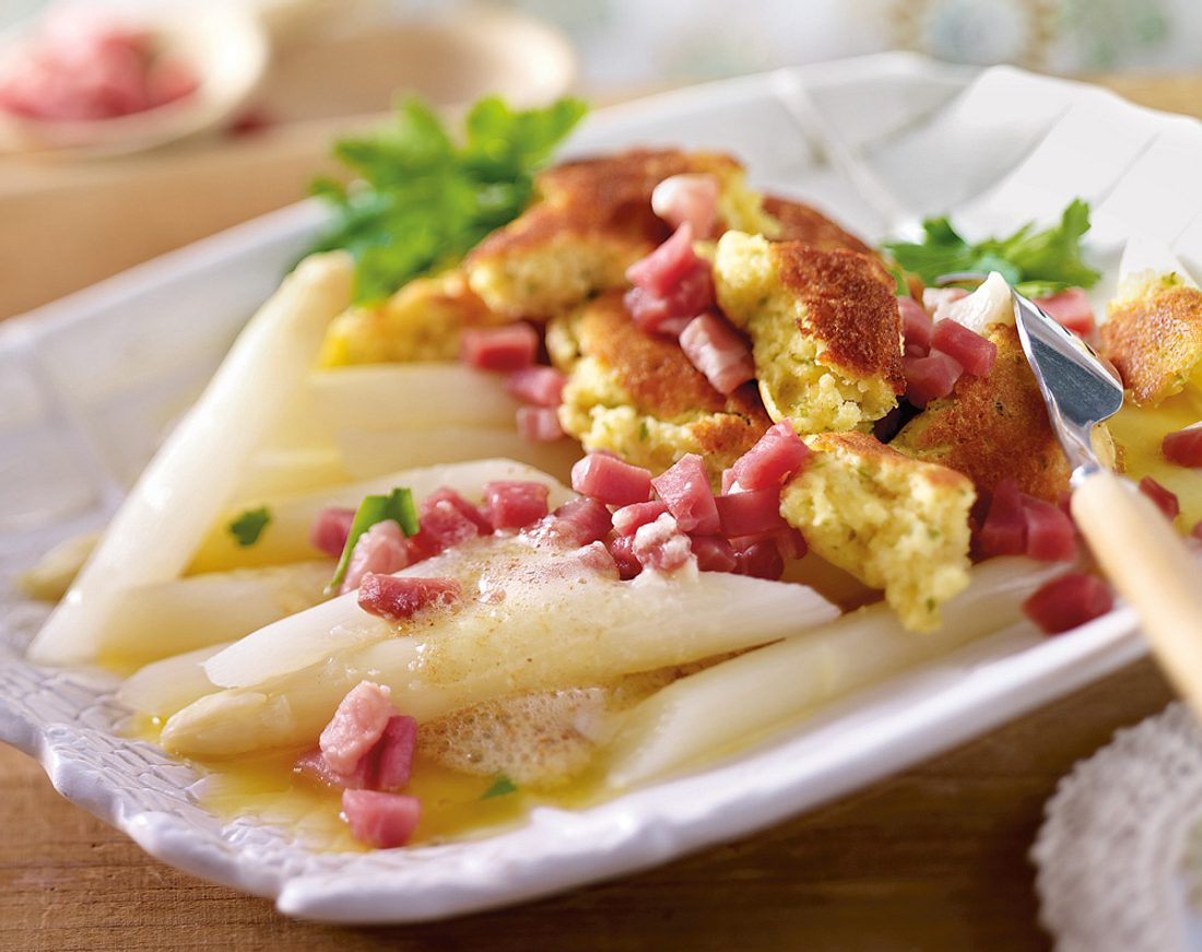 Butterspargel mit Holsteiner Schinkenwürfeln und Kartoffelschmarrn ...