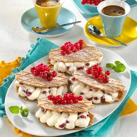 Butterwaffeln mit Johannisbeer-Sahne Rezept Butterwaffeln mit Johannisbeer-Sahne Rezept