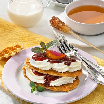 Butterwaffeln mit Sahne & Pflaumen Rezept Butterwaffeln mit Sahne & Pflaumen Rezept