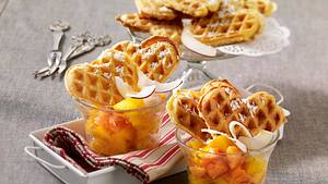 Butterwaffeln zu karibischem Obstsalat Rezept - Foto: House of Food / Bauer Food Experts KG